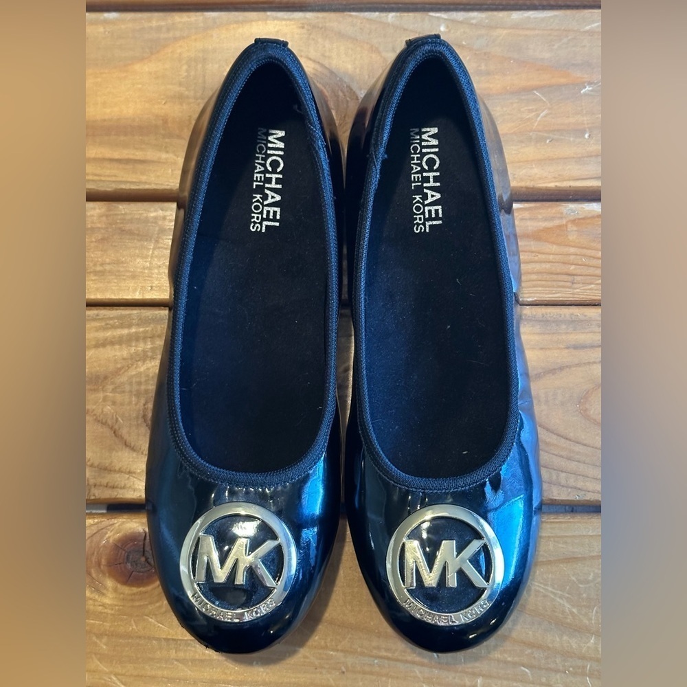 MICHAEL KORS Black Patent Ballet Flats - Size 4
